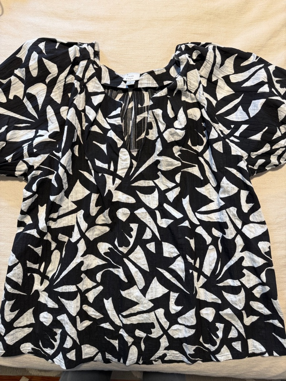 Black & White Floral Print Puff Sleeve Top